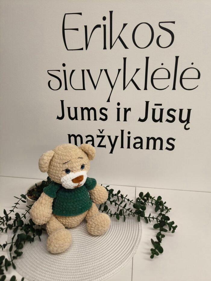 Rankų darbo pliušinis meškiukas su tamsiai žaliais marškinėliais - Image 1