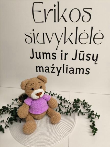 Rankų darbo rudas pliušinis meškiukas su alyviniais marškinėliais