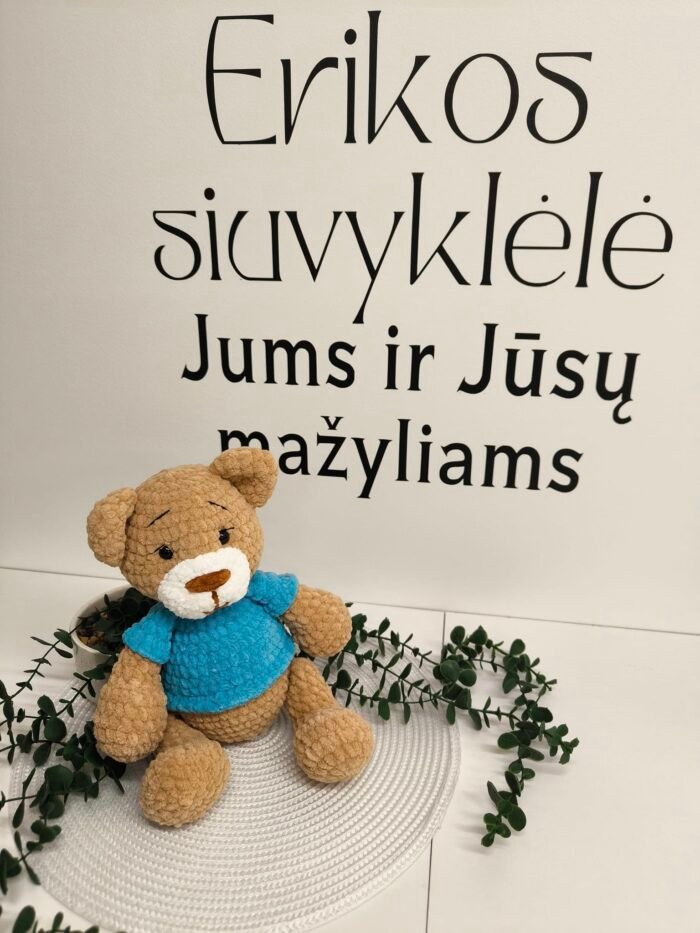 Rankų darbo rudas pliušinis meškiukas su mėlynais marškinėliais - Image 1