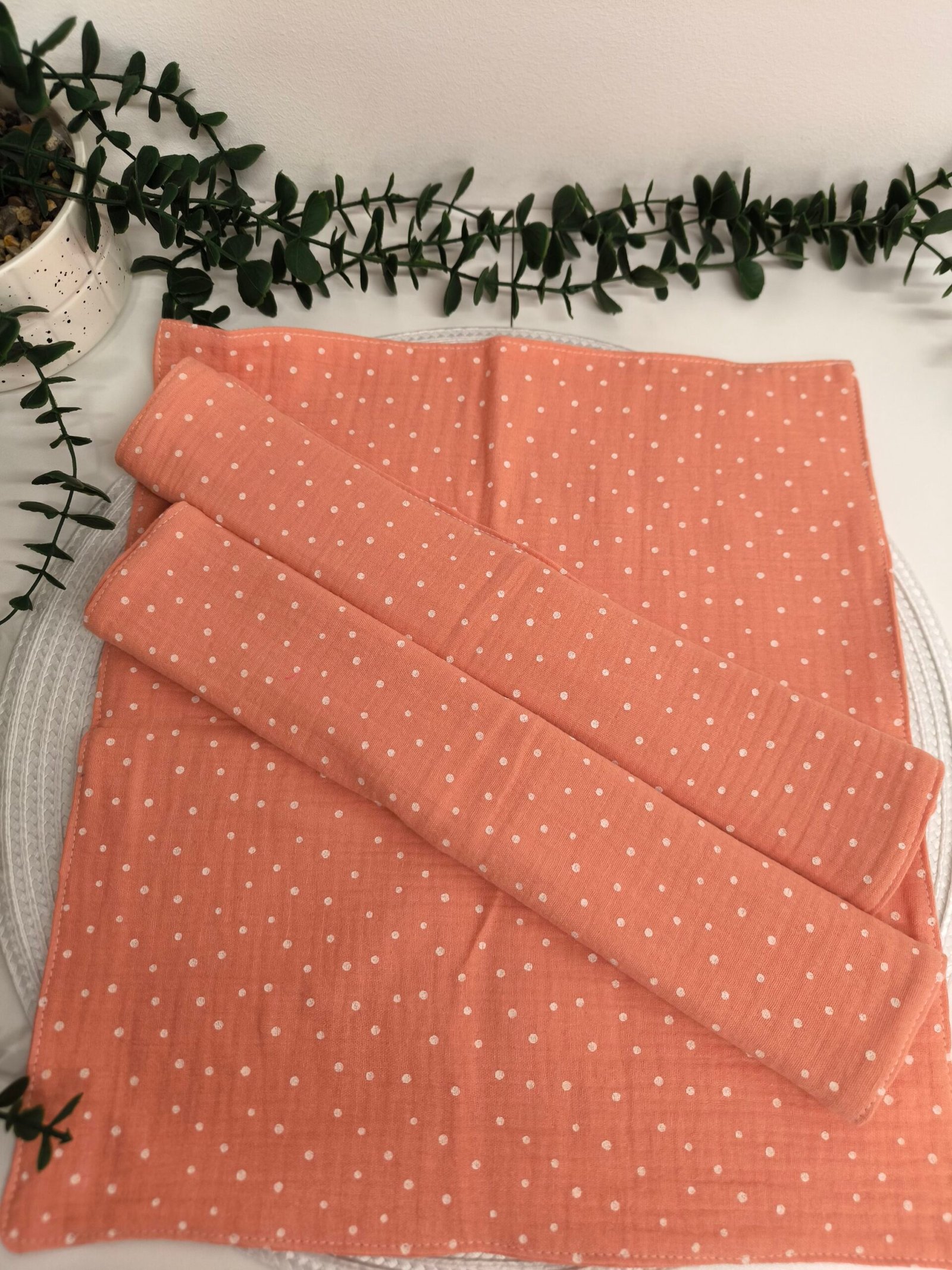 2025/01/1000032338-scaled.jpg Muslino dvigubas marliukas persikiniai taškeliai spalva - Image 1